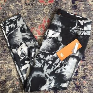 NWT Lucy studio hatha legging 1x black floral